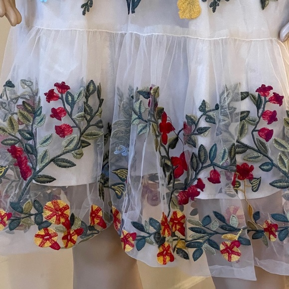 NWOT Cream Embroidered Anthropologie Style Dress Size Medium - Picture 4 of 10